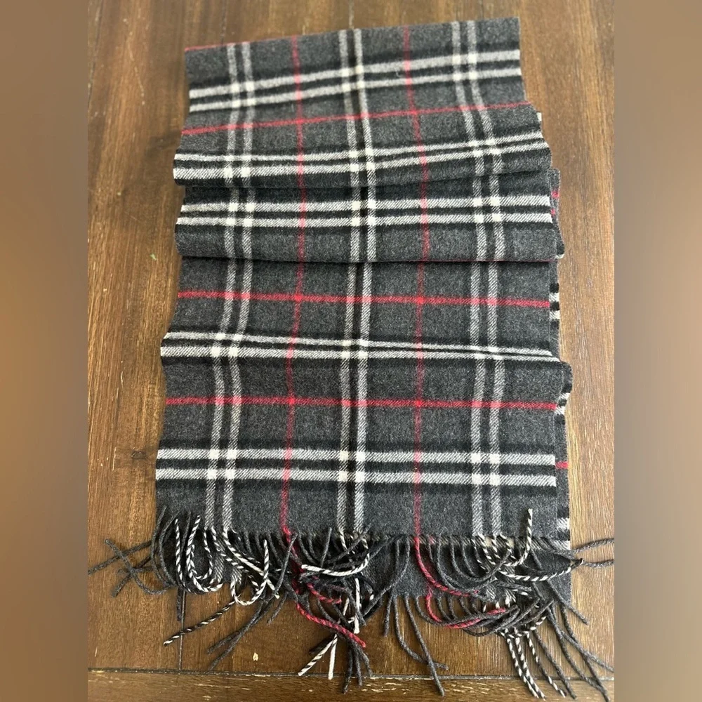 Vintage Burberry's cashmere scarf